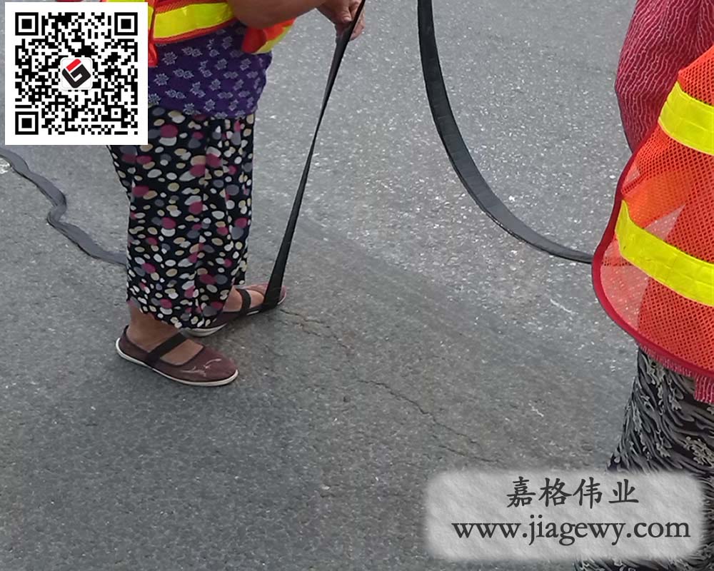 自粘式貼縫帶PK開(kāi)槽灌縫