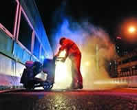 記夜晚用道路密封膠修補路面裂縫的養(yǎng)護天使